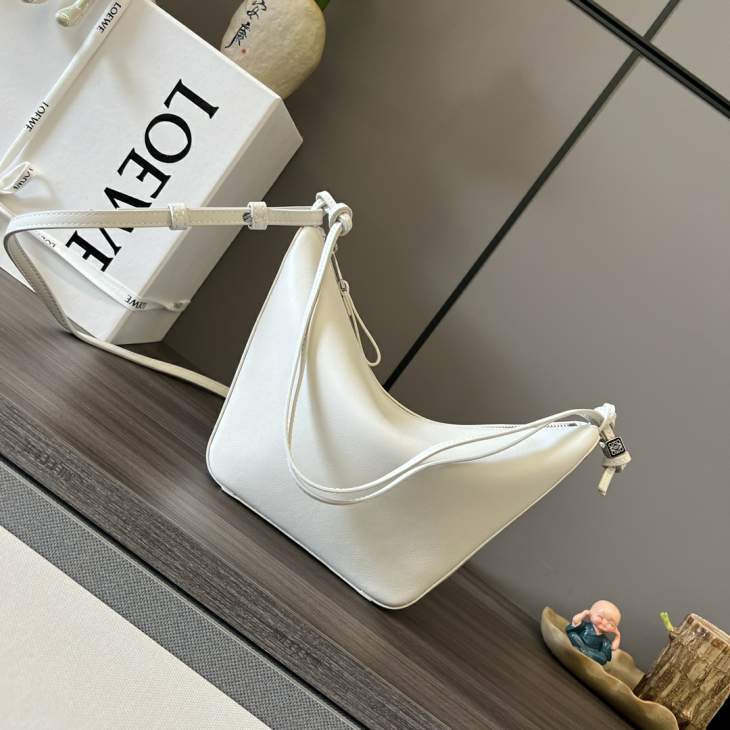 Picture of Loewe Handbags _SKUfw239913143fw